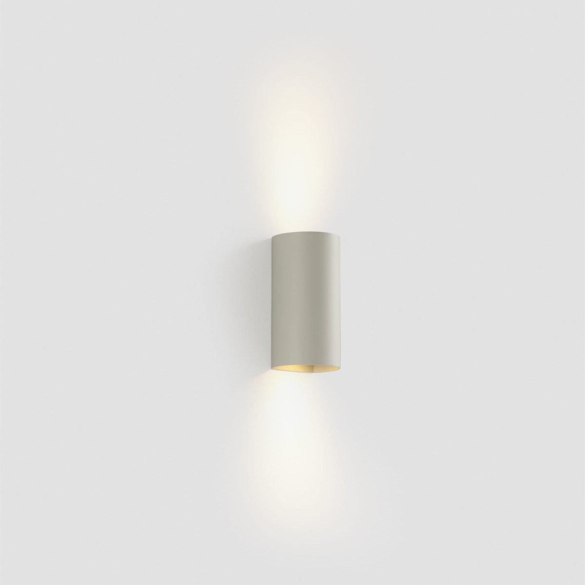 Sole 15cm Grå vegglampe Fra Faro Barcelona - Den er tilgjengelig i to st&oslash;rrelser og kan lyse i &eacute;n eller to retninger, noe som gj&oslash;r den ideell for ganger og mindre rom.