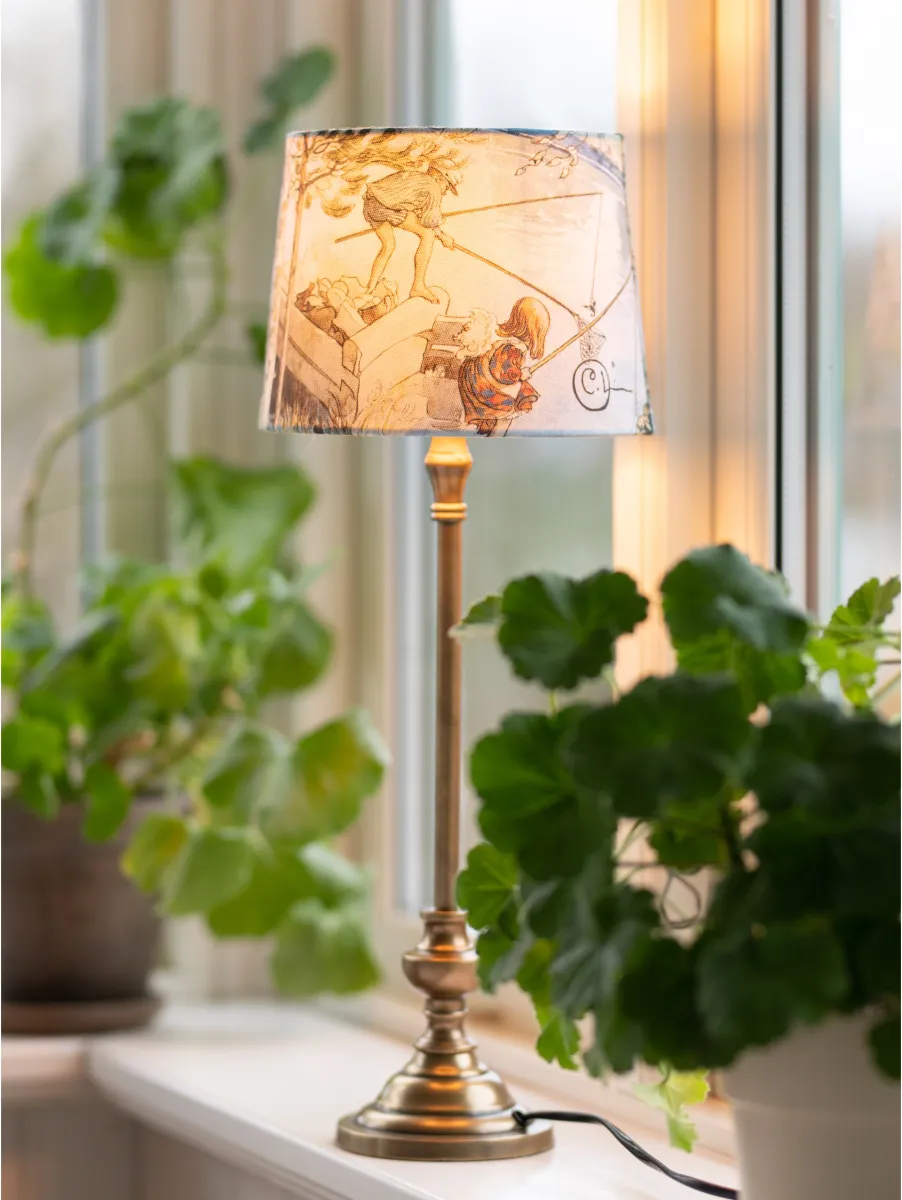 Andrea 53cm Beige bordlampe Fra PR Home - Andrea bordlampe sammen med lampeskjermen Kr&aumlftfangst skaper et elegant utseende og blir blikkfanget i rommet.