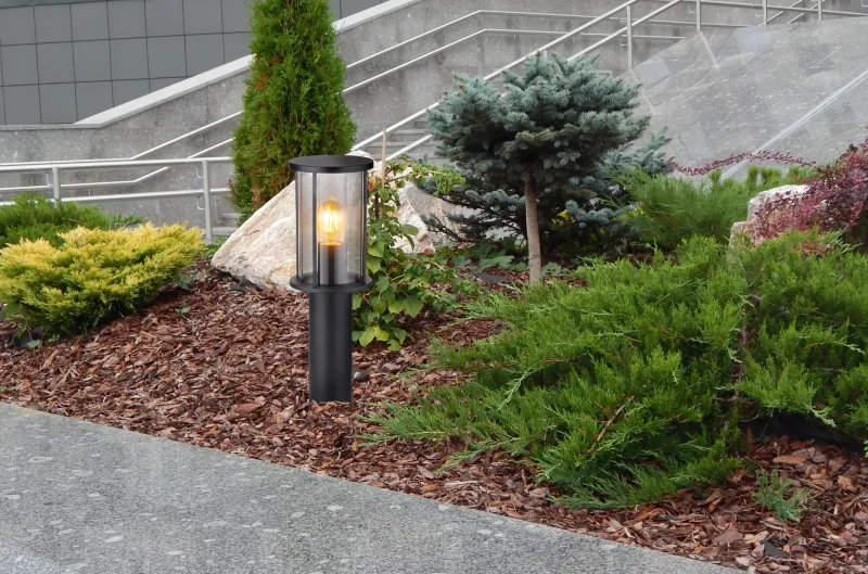 Gracey 45cm Svart pullerter Fra Globo Lighting - Gracey &auml;r en pollare i stilren design, tillverkad av mattsvart rostfritt st&aring;l och har en r&ouml;kf&auml;rgad glassk&auml;rm.