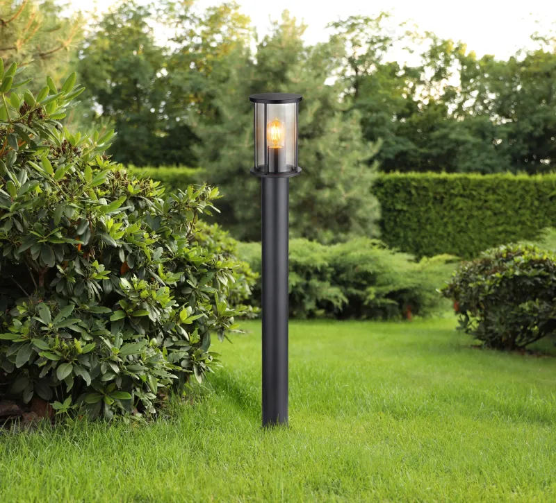 Gracey 100cm Svart pullerter Fra Globo Lighting - Gracey &auml;r en pollare i stilren design, tillverkad av mattsvart rostfritt st&aring;l och har en r&ouml;kf&auml;rgad glassk&auml;rm.