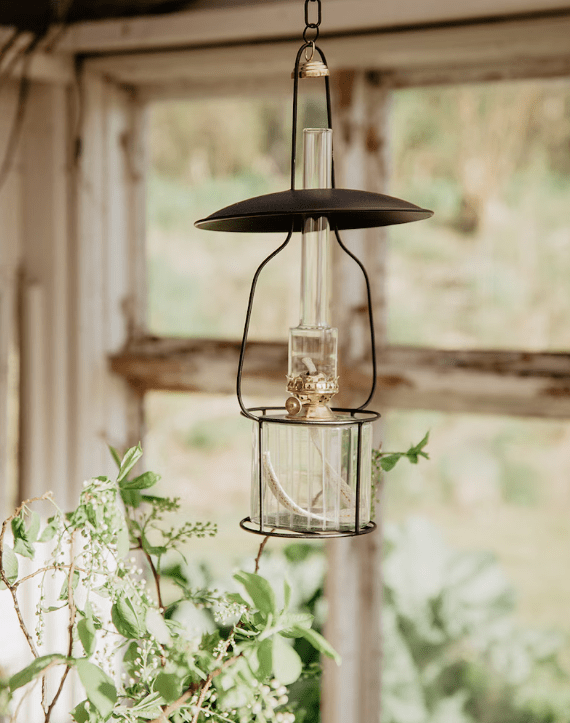 Hanging lantern stand for kerosenelamp 'Straight Big' Svart Fra Strömshaga - Stativ for parafinlampe i sortlakkert metall med liten skjerm og detaljer i messing.