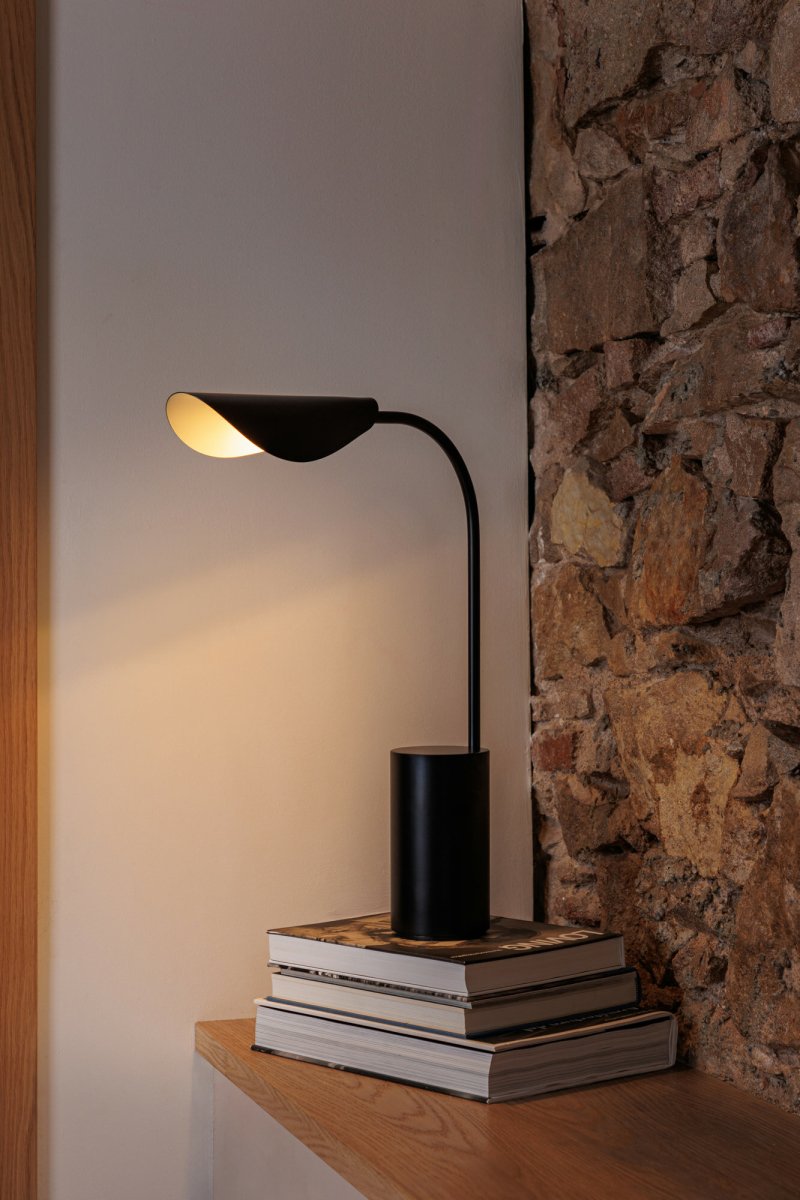 Liggera 55cm Svart bordlampe Fra Faro Barcelona - Liggera er en bordlampe med et enkelt, line&aelig;rt design inspirert av tradisjonell japansk minimalisme.