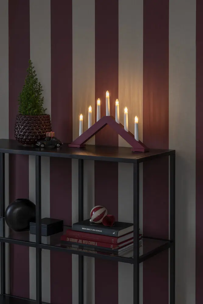 Candelabra 7 Lights Matt mørk rød Fra Konstsmide - Gi hjemmet ditt en tidl&oslash;s og stilig julestemning med denne elegante adventslysestaken i tre.
