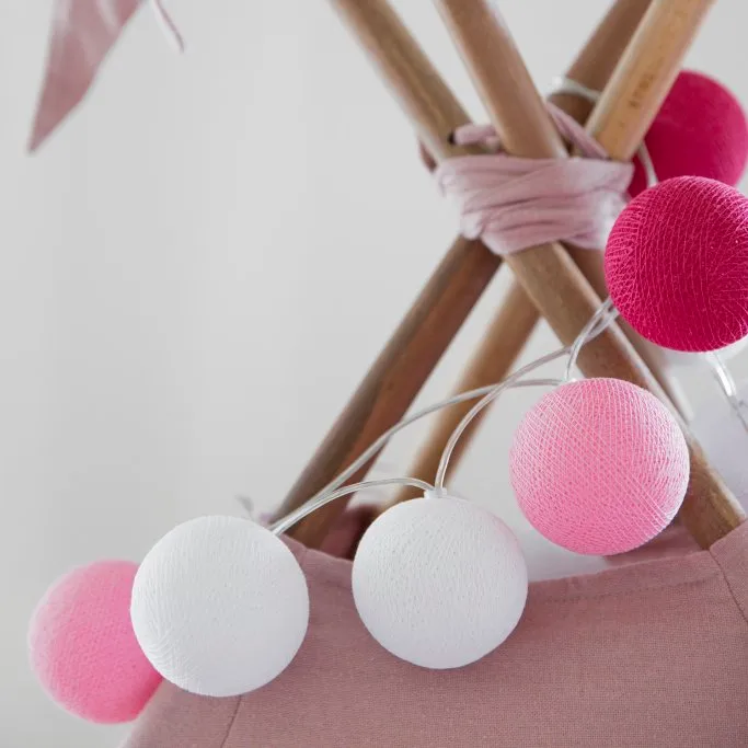 Irislights Flamingo 20-lights Rosa Fra Irislights - Den fantastiske lyslenken Flamingo kommer fra svenske Irislights og er en fargerik dekorativ belysning med h&aring;ndlagde kuler i bomull og polyester.