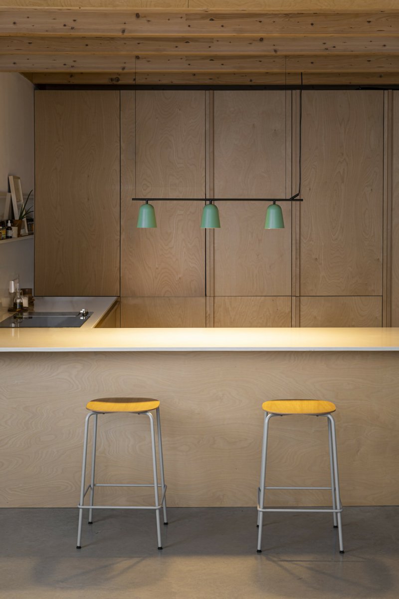 Studio 92cm Grønn Taklampe Fra Faro Barcelona - Studio er en stilig pendellampe designet av Nahtrang, inspirert av det tidl&oslash;se designspr&aring;ket fra 1950-tallet i en moderne tolkning.
