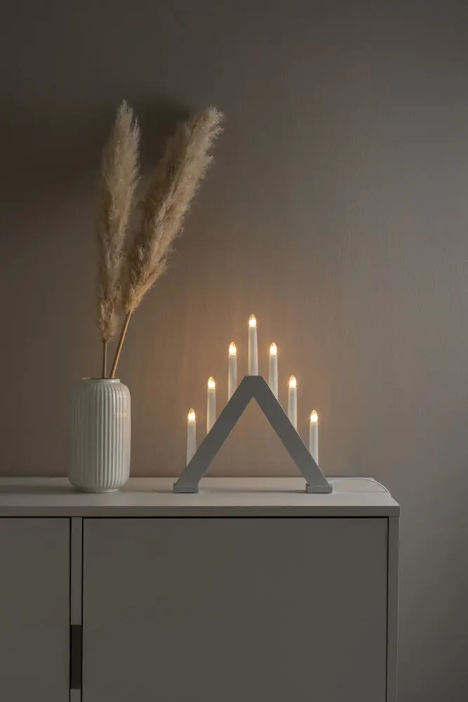 Candelabra 7 Lights Grå Fra Konstsmide - Den klassiske pyramideformen er kombinert med et minimalistisk design, noe som gj&oslash;r den til en perfekt interi&oslash;rdetalj i b&aring;de tradisjonelle og moderne hjem.