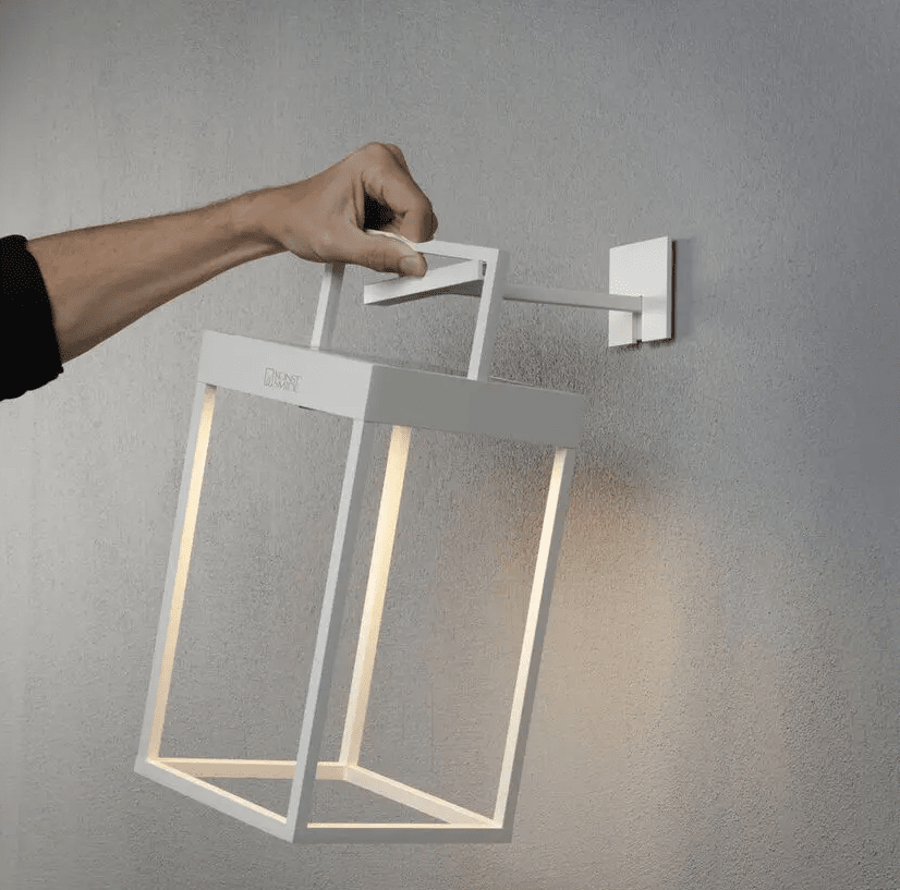 Portofino 30cm Hvit solcellelampe Fra Konstsmide - Lampen lades med solcellepanelet på 20h eller med den medfølgende USB-C-kabelen på 6h.