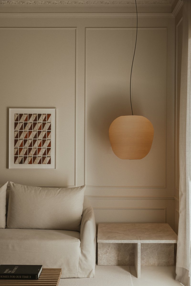 Tierra Ø52 Beige Taklampe Fra Faro Barcelona - Den unike, uregelmessige overflaten gir et ekte h&aring;ndverksmessig uttrykk, mens den bikubelignende formen sprer et varmt og mykt lys.