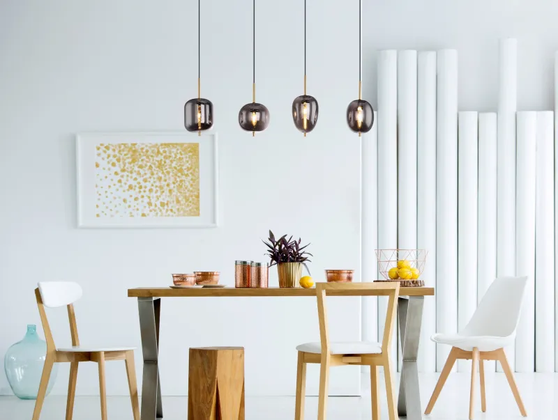 Blacky 110cm Messing Taklampe Fra Globo Lighting - Blacky takpendel &auml;r perfekt att placera &ouml;ver ett matbord och ger en j&auml;mn och behaglig belysning.