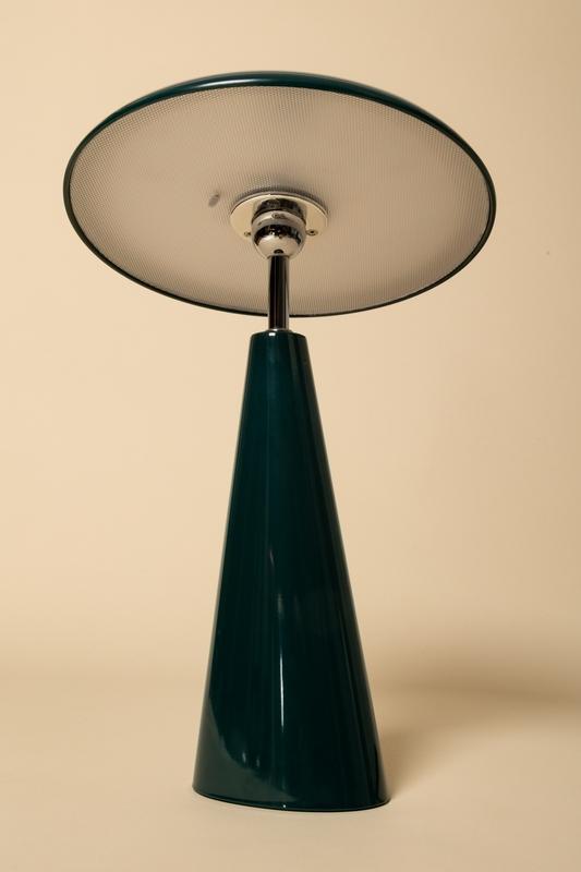 Audrey 33cm Mørkegrønn bærbar Fra Eja - Den integrerte LED-belysningen gir et behagelig lys, og lampen er dimbar for enkelt å skape den rette atmosfæren i rommet.