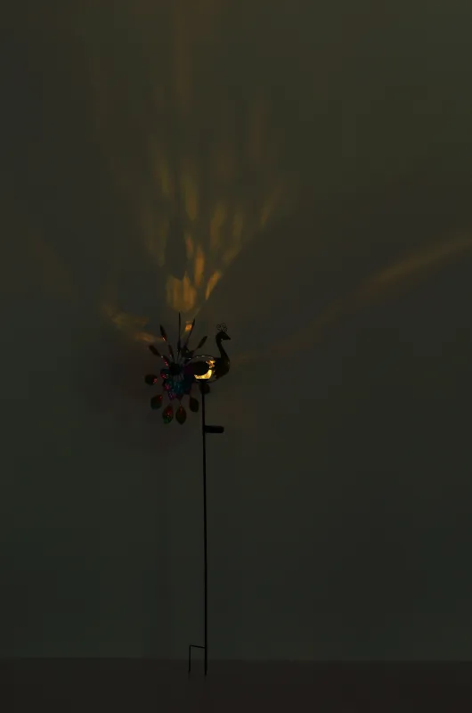 Wind Flerfarget solcellelampe Fra Globo Lighting - En unik och livfull dekoration som ger tr&auml;dg&aring;rden en extra touch av f&auml;rg och elegans!