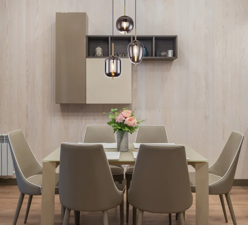 Blacky Ø46 Messing Taklampe Fra Globo Lighting - Den best&aring;r av en rund m&auml;ssingsf&auml;rgad metallplatta, fr&aring;n vilken tre svarta kablar med r&ouml;kf&auml;rgade glasglober i olika former h&auml;nger.