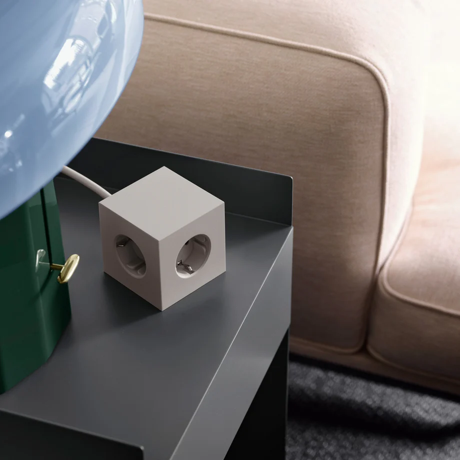 Square 1 with 30W Dual USBC & Magnetic base, 3m Sand Fra Avolt - Styreskinne fra Avolt med et stilig design med lang PVC-ledning, en kube laget av resirkulert plast og en magnetisk plate i bunnen slik at den kan henges p&aring; veggen.