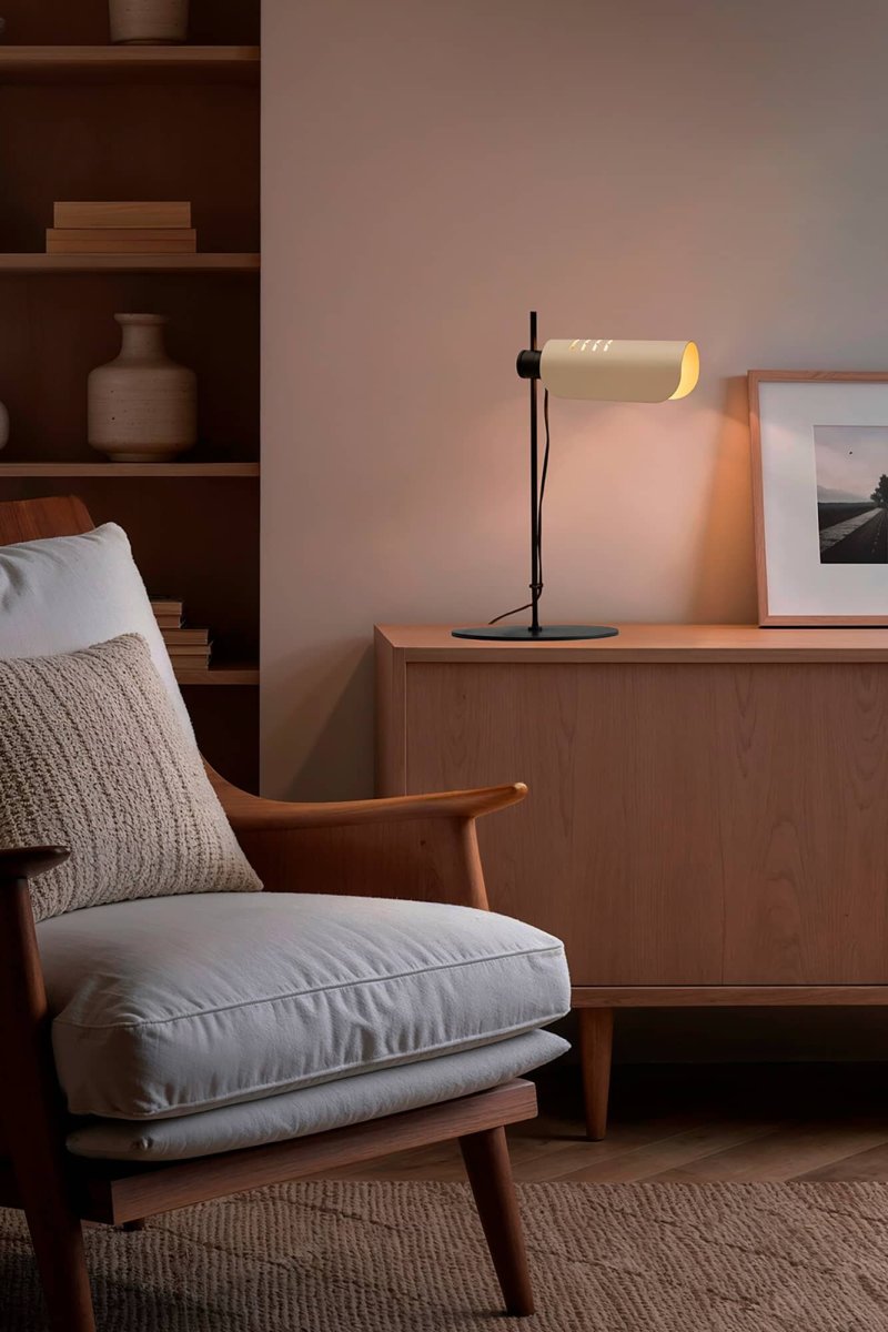 Martinica 53cm Beige skrivebordslampe Fra Faro Barcelona - En lampe som t&oslash;r &aring; bryte med det strenge og inviterer deg til &aring; leke med lysets uttrykk &ndash; b&aring;de i hjem og offentlige milj&oslash;er.