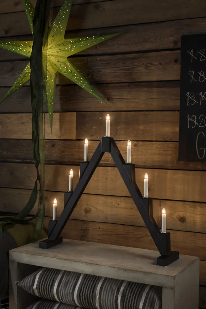 Candelabra 7 Lights Svart Fra Konstsmide - Sammenleggbar elektrisk lysestake med 7 lys, laget av svartmalt tr&aring;d, dekorert med messingringer rundt hvert lys for en elegant touch.