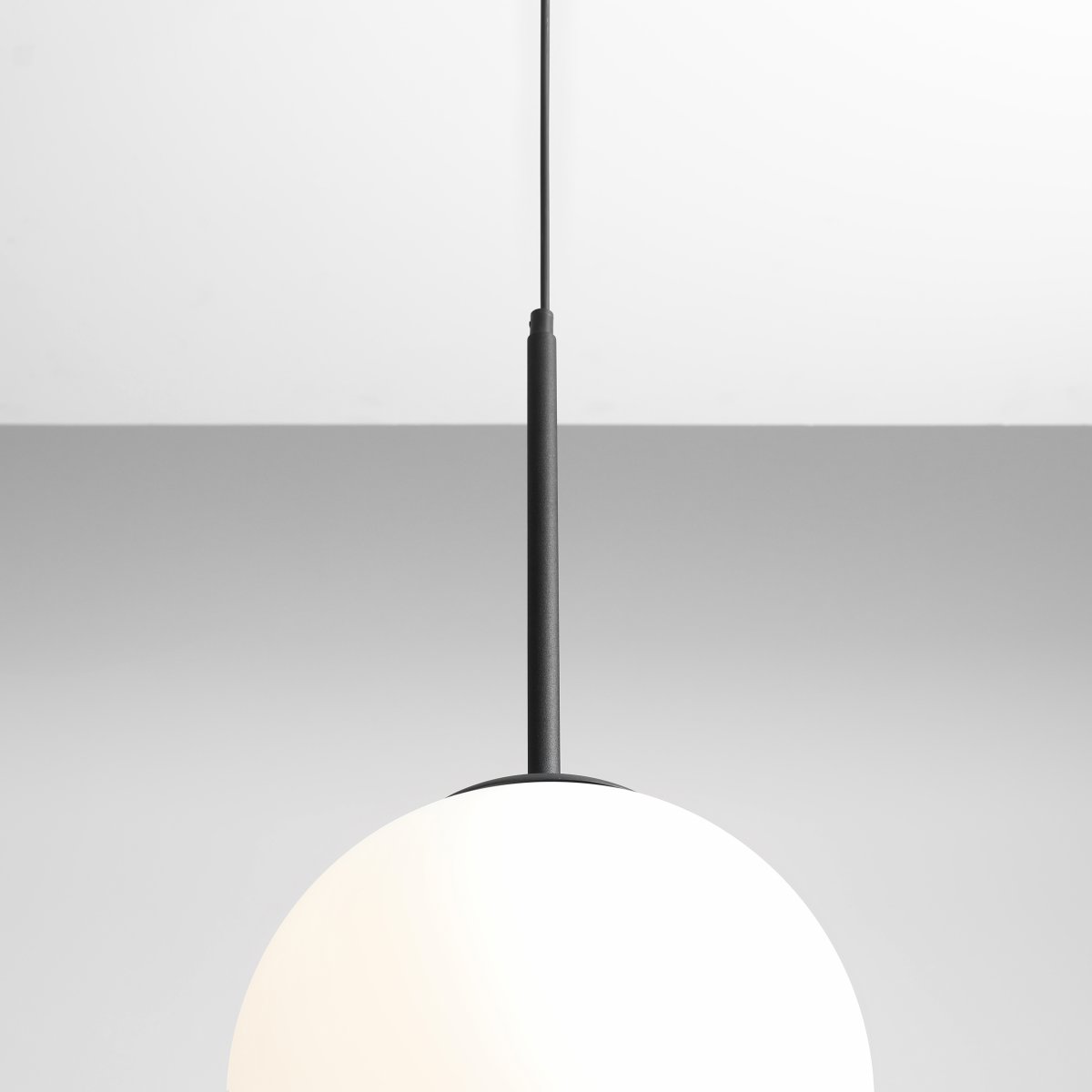 Bosso Ø30 Svart Taklampe Fra Artera - Det tidløse designet gjør den til den perfekte belysningen for både moderne og klassisk interiør.