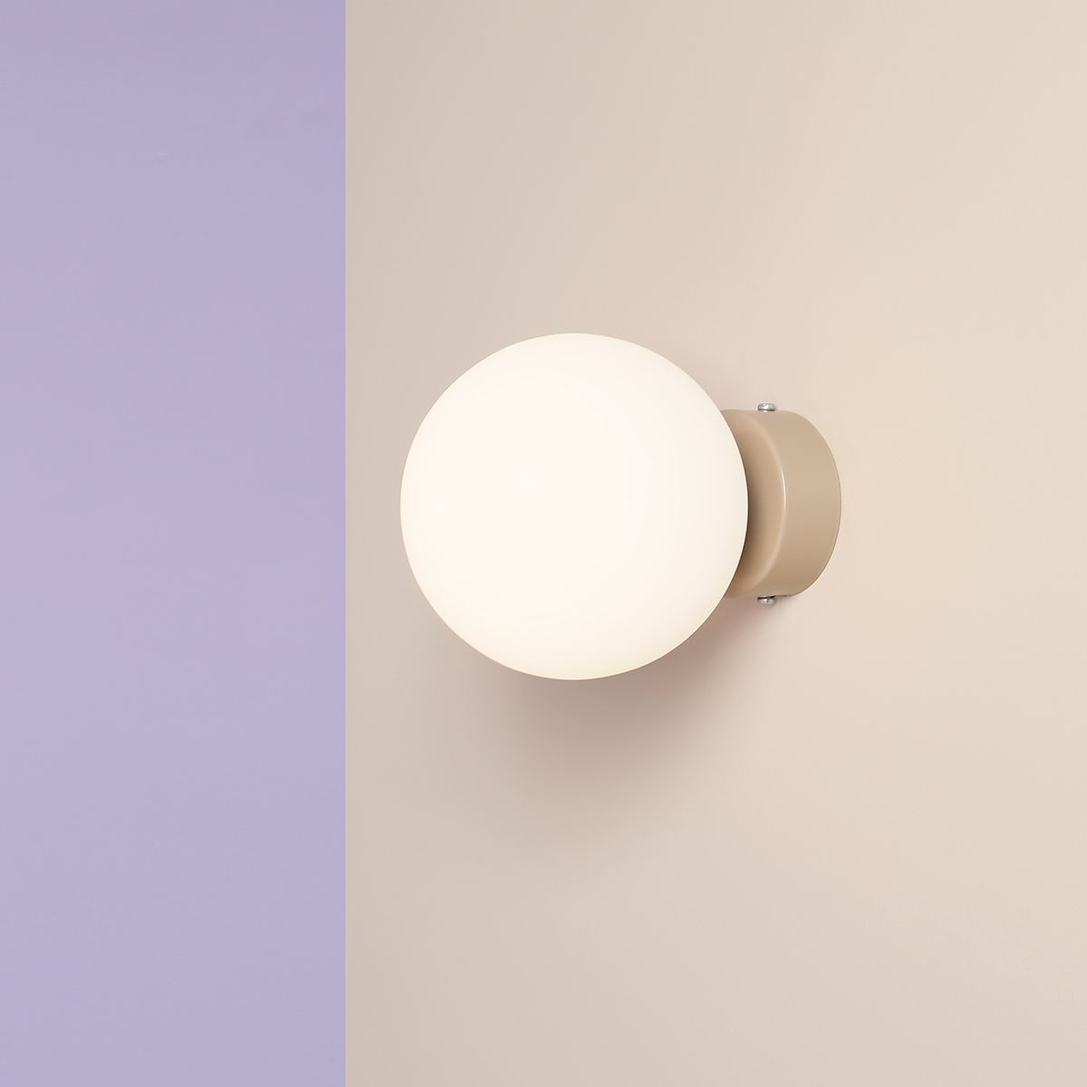 Ball Ø15 Beige vegglampe Fra Artera - Den kompakte designen gjør den perfekt for mindre rom, samtidig som den gir en moderne eleganse til veggen din.