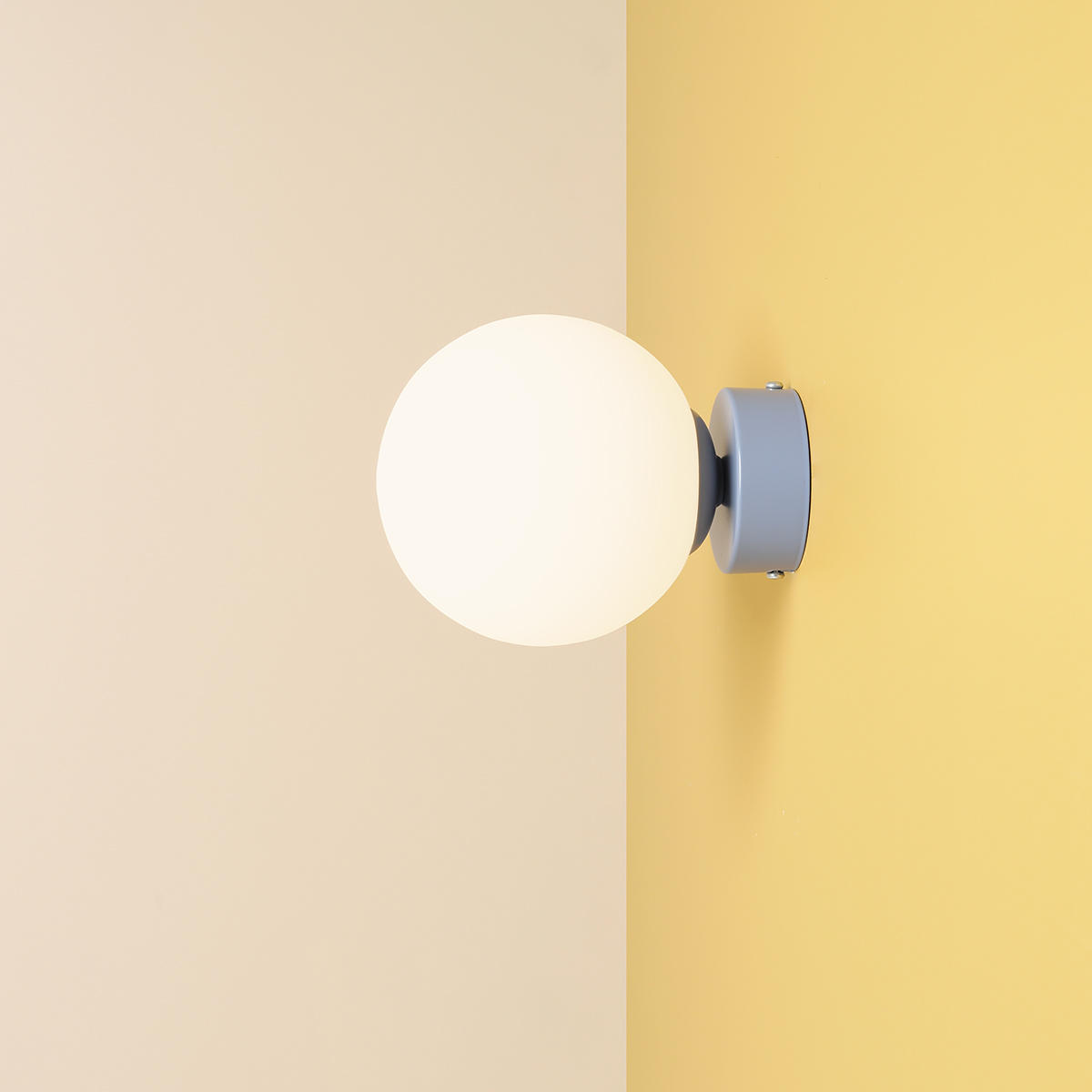 Ball Ø15 Blå vegglampe Fra Artera - Den minimalistiske designen gjør at lampen smelter jevnt inn i både moderne og klassisk interiør, samtidig som den tilbyr et effektivt lys som forsterker stemningen i rommet.