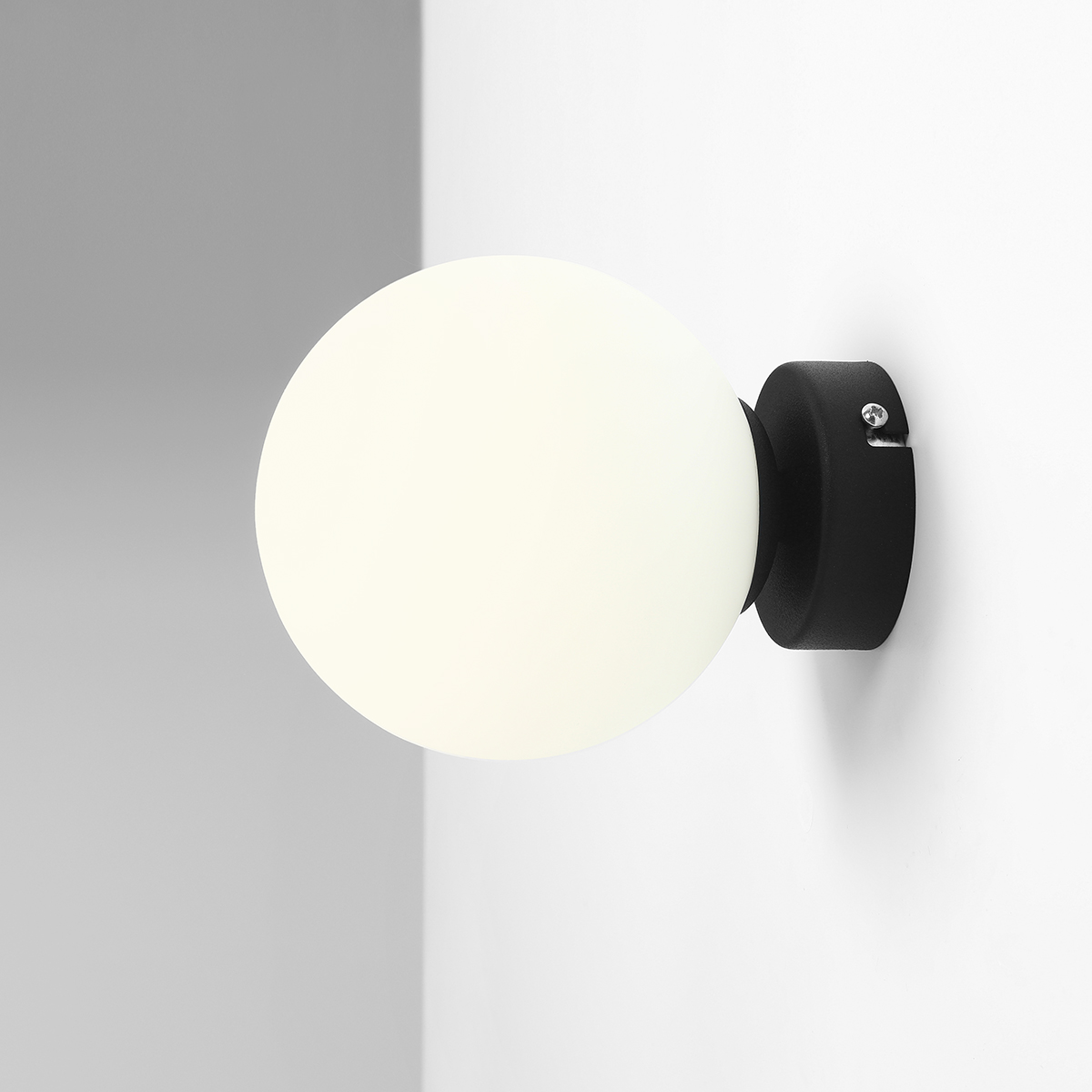 Ball Ø15 Svart vegglampe Fra Artera - Den kompakte designen gjør den perfekt for mindre rom, samtidig som den gir en moderne eleganse til veggen din.