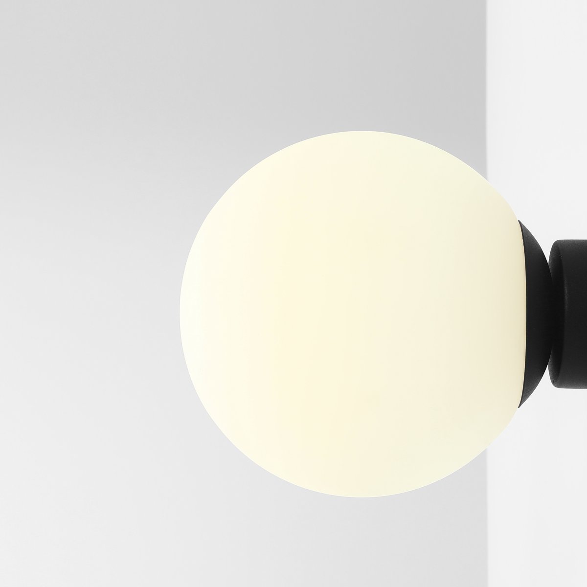 Ball Ø20 Svart vegglampe Fra Artera - Den kompakte designen gjør den perfekt for mindre rom, samtidig som den gir en moderne eleganse til veggen din.