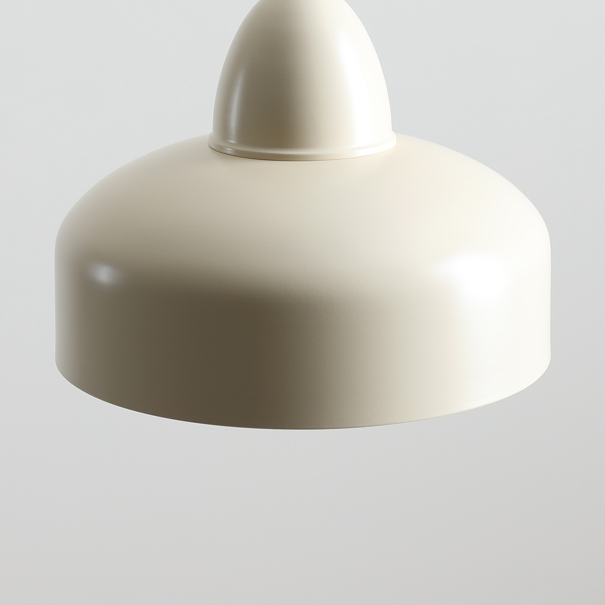 Como Ø30 Kremhvit Taklampe Fra Artera - Med sin enkle oppheng og robuste konstruksjon er denne pendellampen både praktisk og stilig &ndash; et perfekt tillegg for å gi hjemmet ditt et subtilt, men sofistikert lyspunkt.