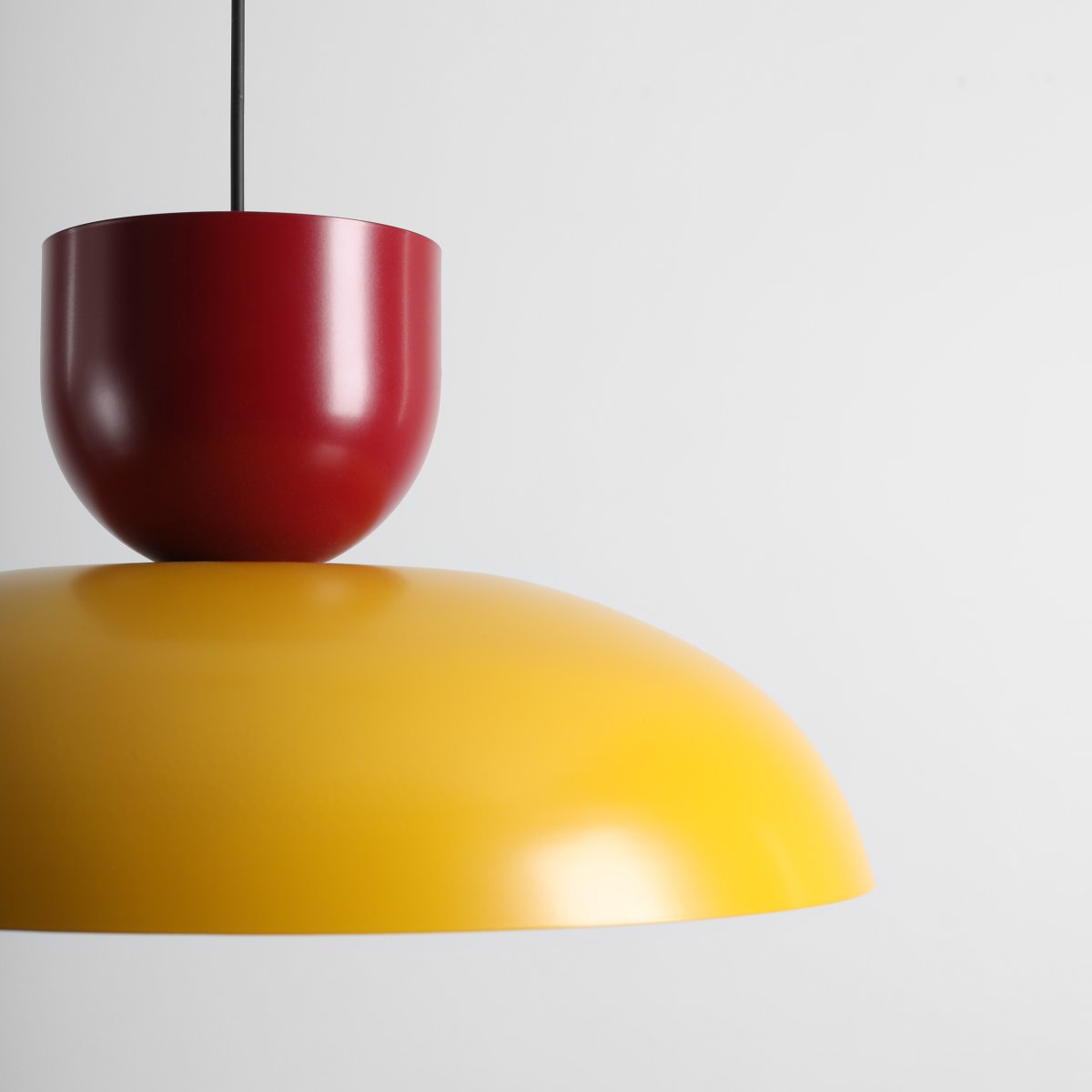 Ella Ø47 Gul/rød Taklampe Fra Artera - Med sine vakre farger i sennepsgult og burgunder blir den et lekent og stilig element i interiøret.