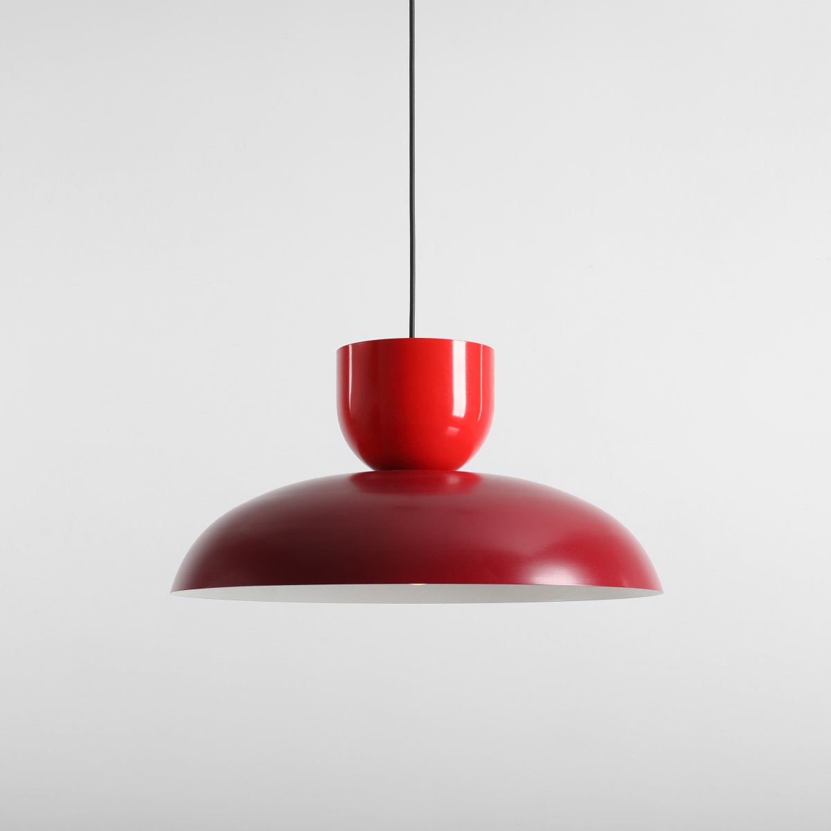 Ella Ø47 RØD Taklampe Fra Artera - Med sine vakre farger i knallrødt og burgunder blir den et lekent og stilig element i interiøret.