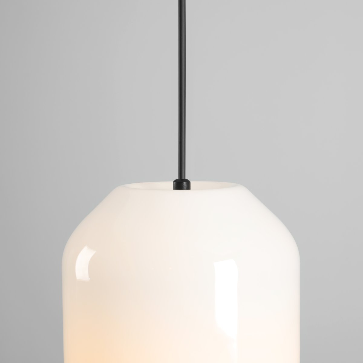 Flask Ø18 Svart Taklampe Fra Artera - Flask passer like fint over et mindre spisebord som i et vindu, eller sammen med flere pendler i en gruppe.