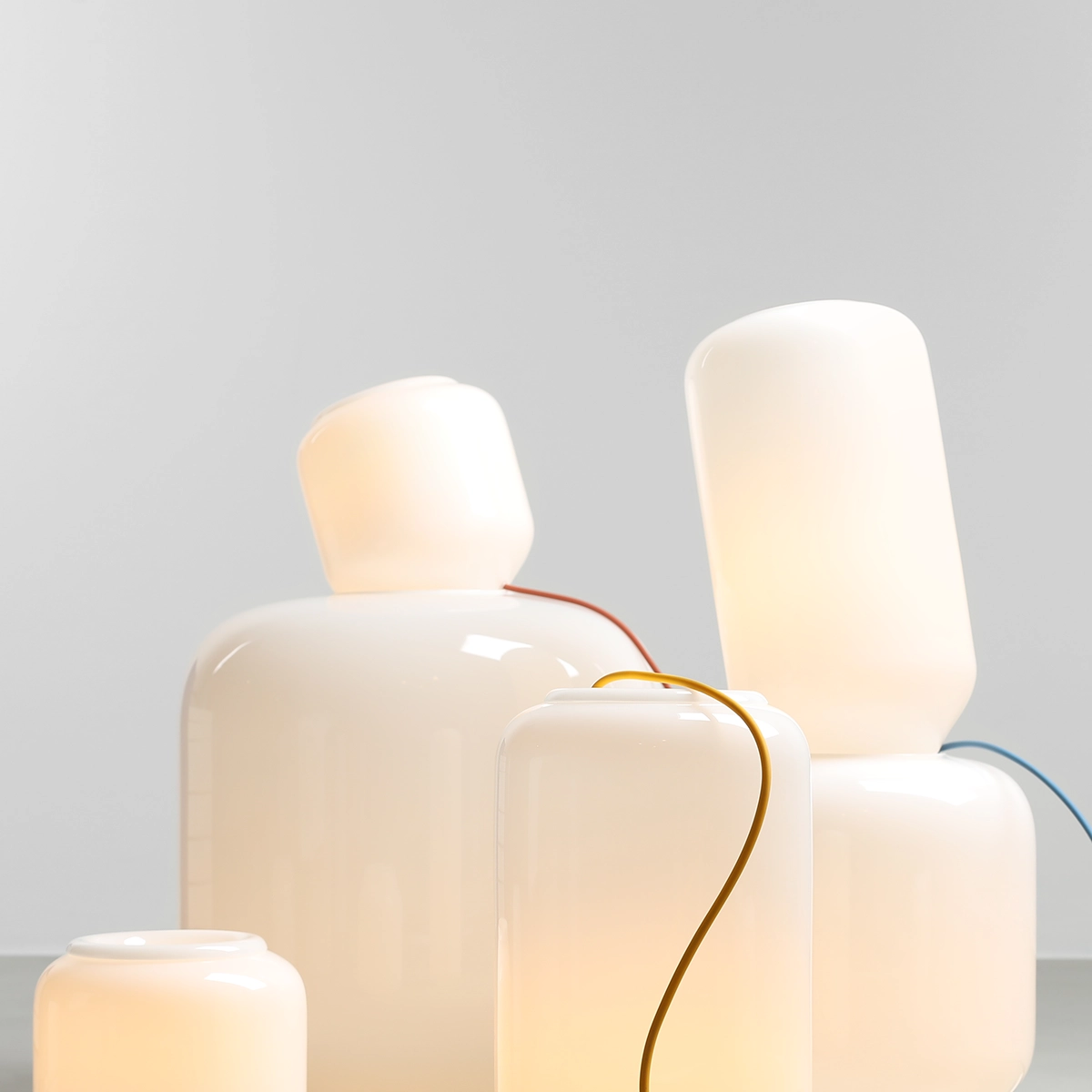 Flask 18cm Hvit/gul bordlampe Fra Artera - Den gule ledningen er en fin fargerik detalj som gir lampen et harmonisk og lekent uttrykk.