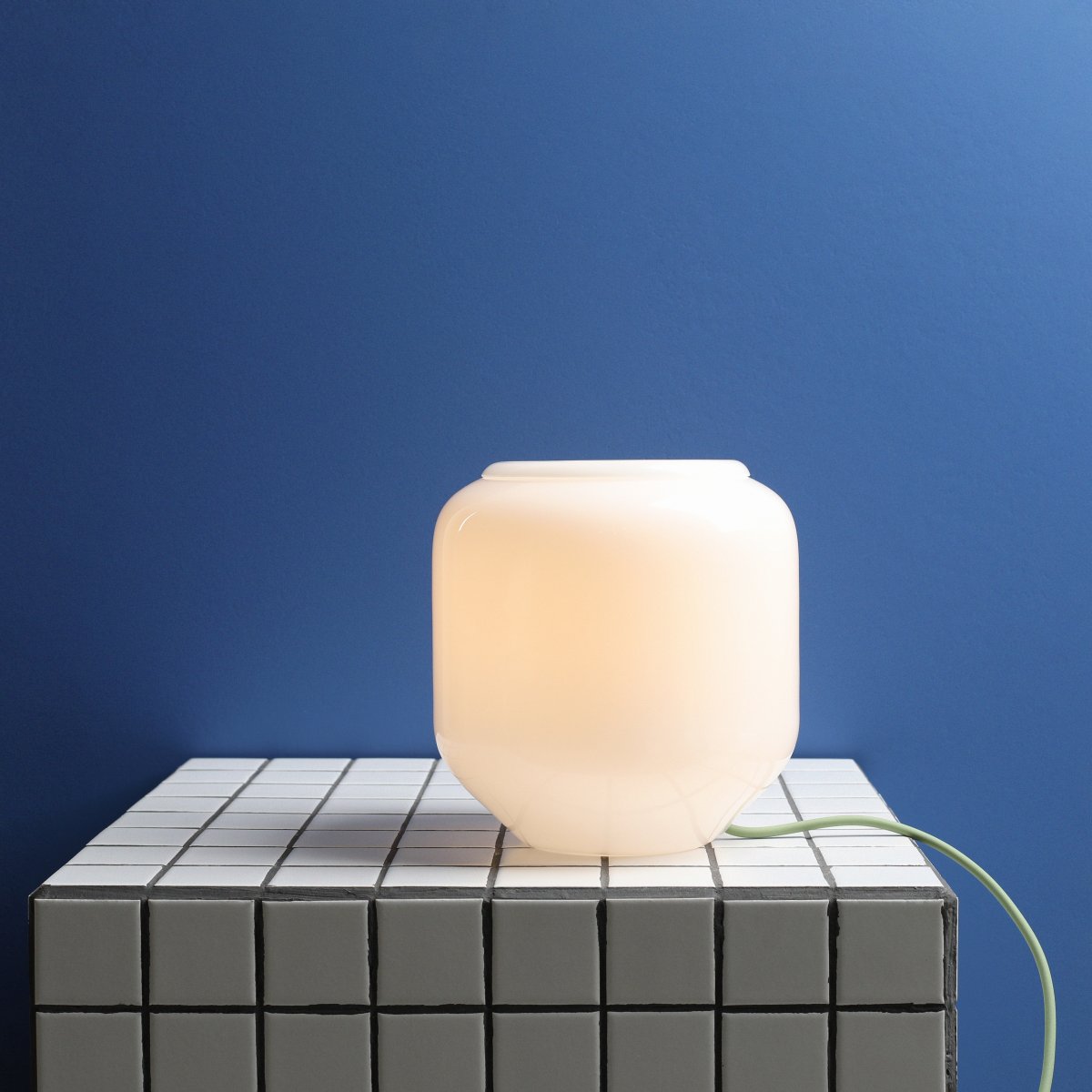Flask 18cm Hvit/grønn bordlampe Fra Artera - Den salviegrønne ledningen er en fin fargerik detalj som gir lampen et harmonisk og lekent uttrykk.