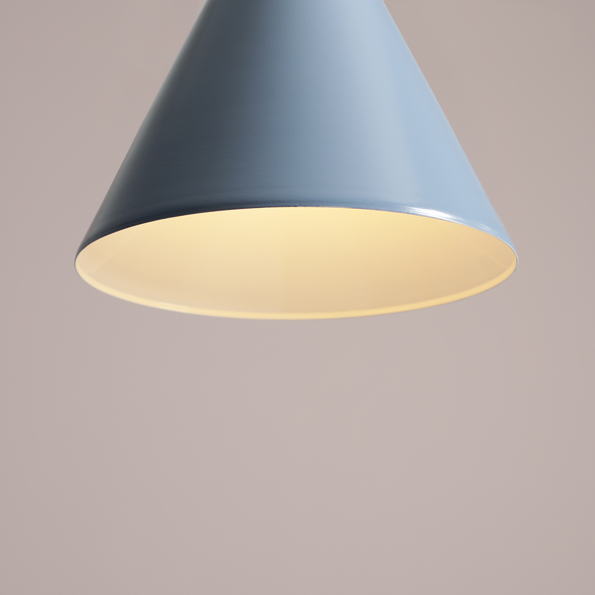 Form Ø24 Blå Taklampe Fra Artera - Denne minimalistiske pendellampen med sin elegante kjegleformede skjerm i en subtil bl&aring; ton er det perfekte valget for deg som ønsker et stilig og moderne uttrykk i hjemmet ditt.