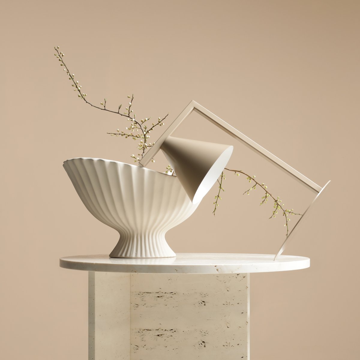 Form 40cm Beige bordlampe Fra Artera - Lampen gir et fokusert lys, som gjør den ideell å plassere på; et bord ved sofaen, sengen eller i et hjørne hvor det trengs ekstra lys.