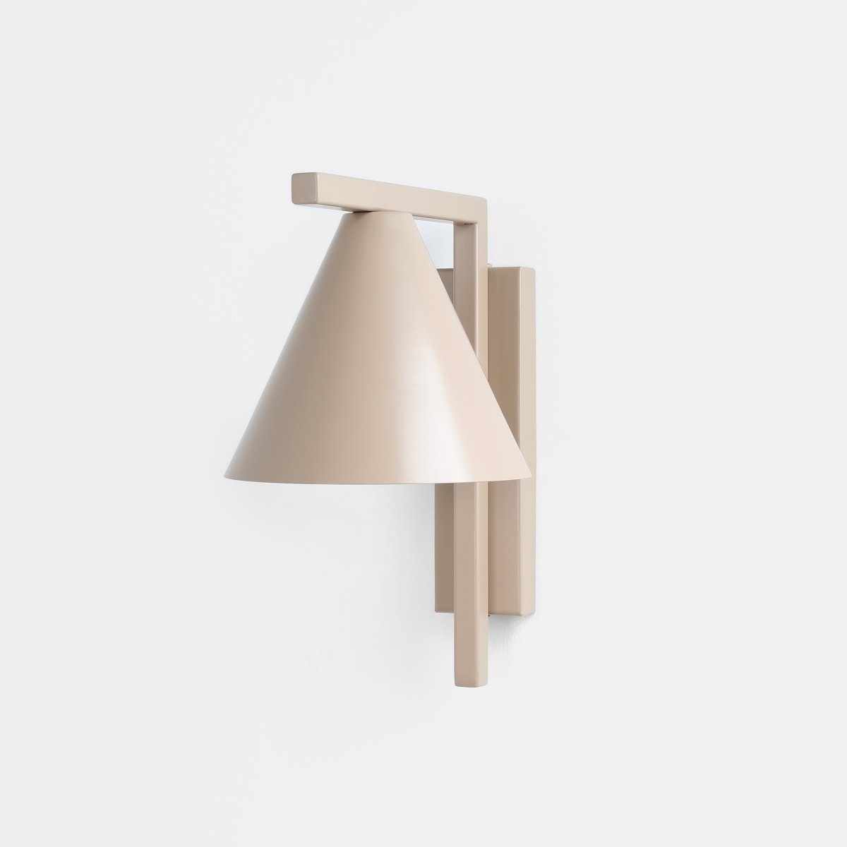 Form 23cm Beige vegglampe Fra Artera - Denne minimalistiske vegglampen med sin elegante kjegleformede skjerm i en varm beige tone er det perfekte valget for deg som &oslash;nsker et stilig og moderne uttrykk i hjemmet ditt.