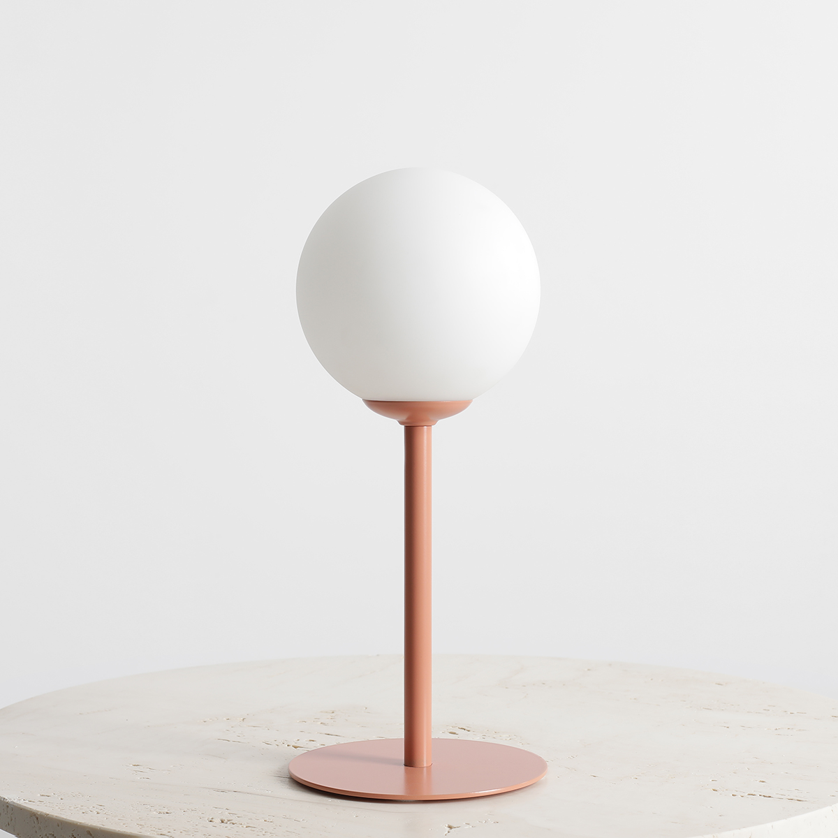 Pinne 35cm Korall bordlampe Fra Artera - Den runde opalgloben sprer et mykt og behagelig lys, perfekt for å skape en varm og innbydende atmosfære i rommet.