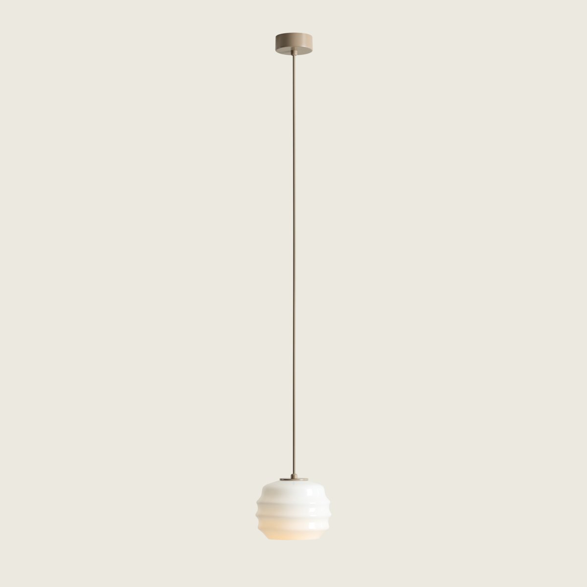 Puff Ø16 Beige Taklampe Fra Artera - Puff er en sjarmerende takpendel som kombinerer myke former med et moderne og stilig design.