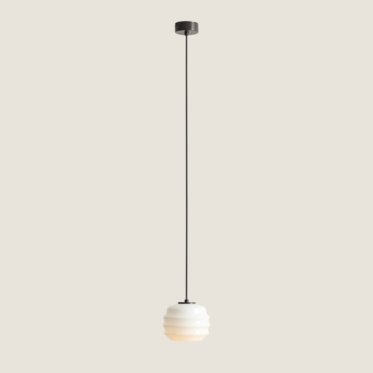 Puff Ø16 Mørk brun Taklampe Fra Artera - Puff er en sjarmerende takpendel som kombinerer myke former med et moderne og stilig design.