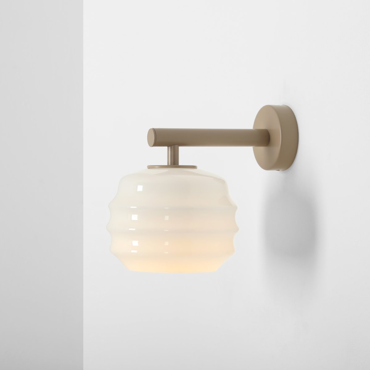 Puff 23cm Beige vegglampe Fra Artera - Den dekorative skjermen i hvitt opalglass har en bølget form som gir lampen et lekent og elegant uttrykk.