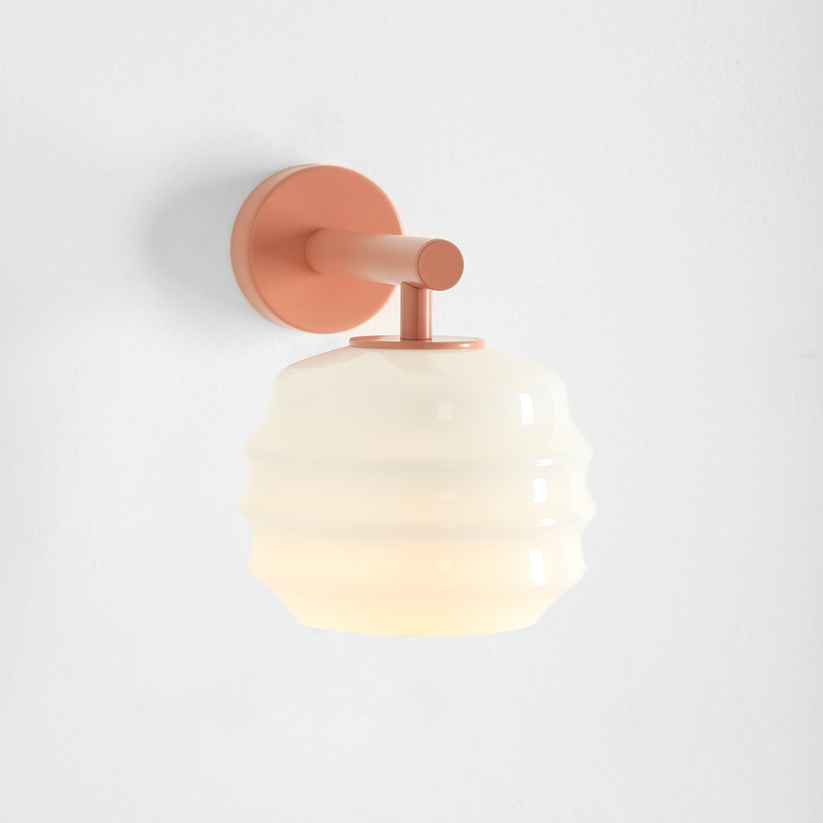 Puff 23cm Korall vegglampe Fra Artera - Den dekorative skjermen i hvitt opalglass har en bølget form som gir lampen et lekent og elegant uttrykk.