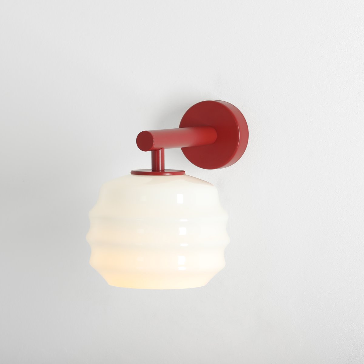 Puff 23cm Burgunder vegglampe Fra Artera - Den dekorative skjermen i hvitt opalglass har en bølget form som gir lampen et lekent og elegant uttrykk.