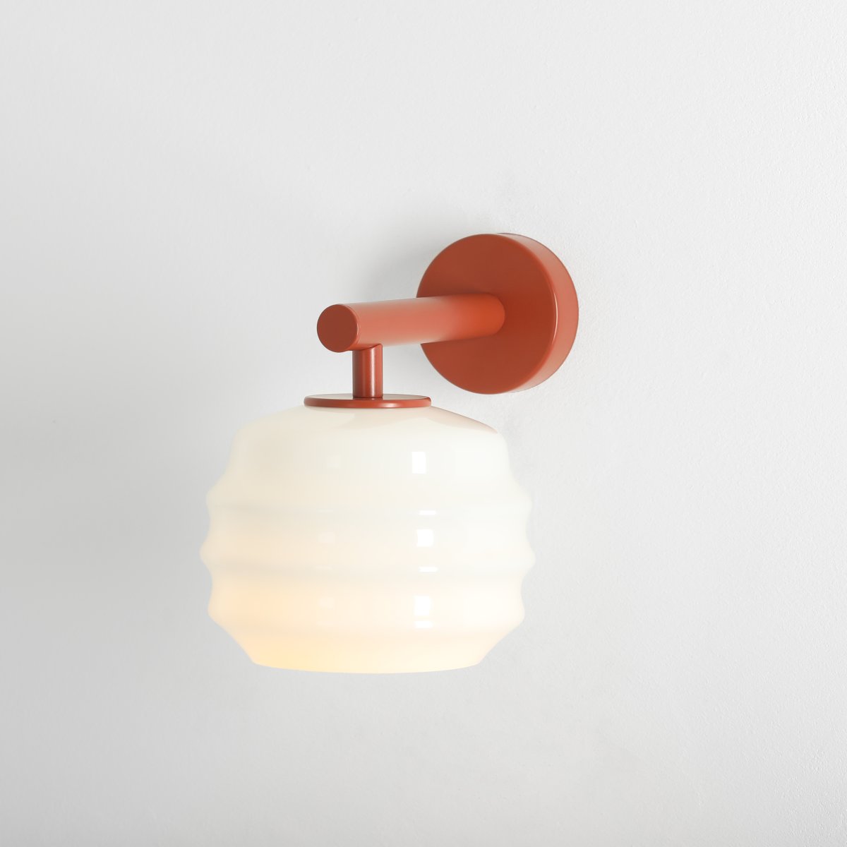Puff 23cm Terrakotta vegglampe Fra Artera - Den dekorative skjermen i hvitt opalglass har en bølget form som gir lampen et lekent og elegant uttrykk.