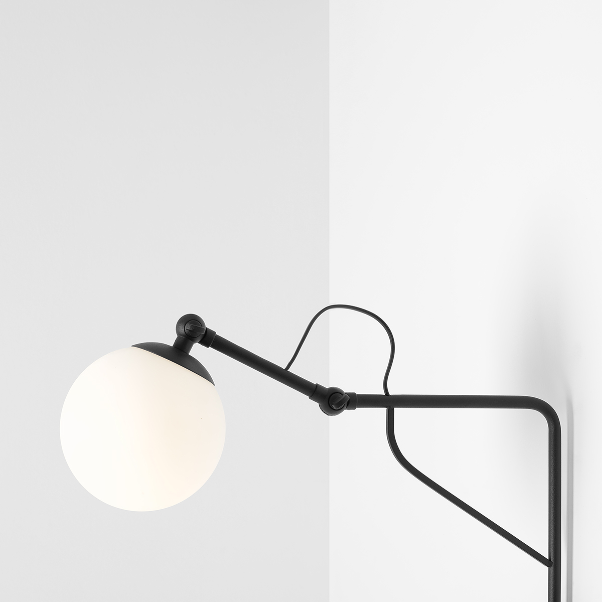 Soho 50cm Svart vegglampe Fra Artera - Lampen har en stilig matt svart metallramme og en opal globus som sprer et mykt, varmt lys, og skaper en innbydende atmosfære i alle rom.