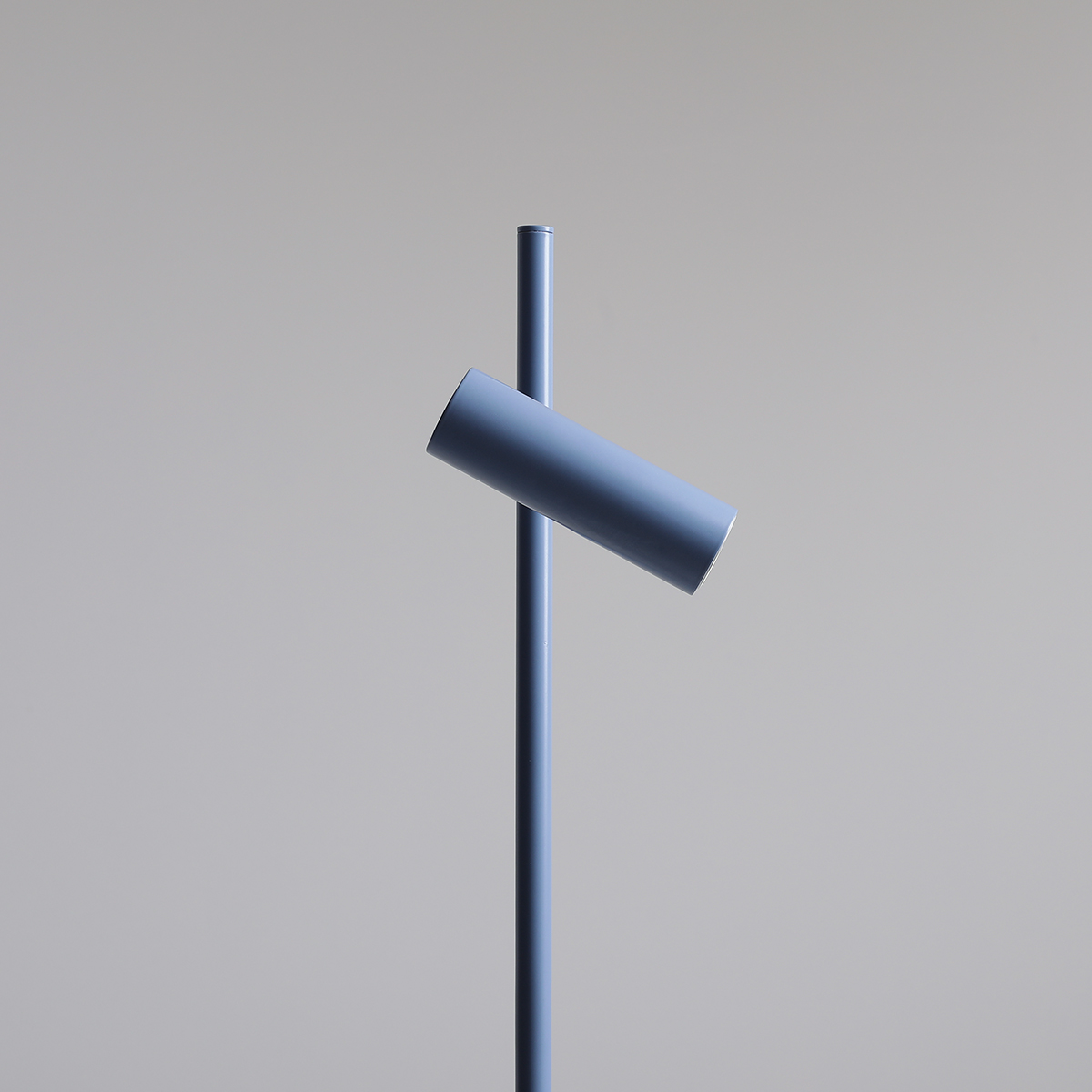 Trevo 54cm Blå skrivebordslampe Fra Artera - Den kompakte og elegante formen gjør Trevo til en perfekt passform på skrivebordet eller som leselampe i forskjellige rom.