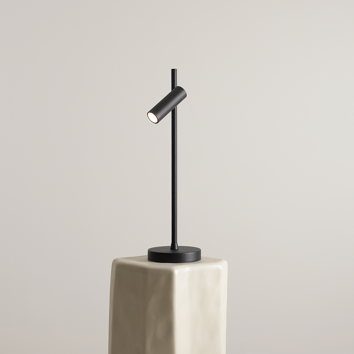 Trevo 54cm Svart skrivebordslampe Fra Artera - Den kompakte og elegante formen gjør Trevo til en perfekt passform på skrivebordet eller som leselampe i forskjellige rom.