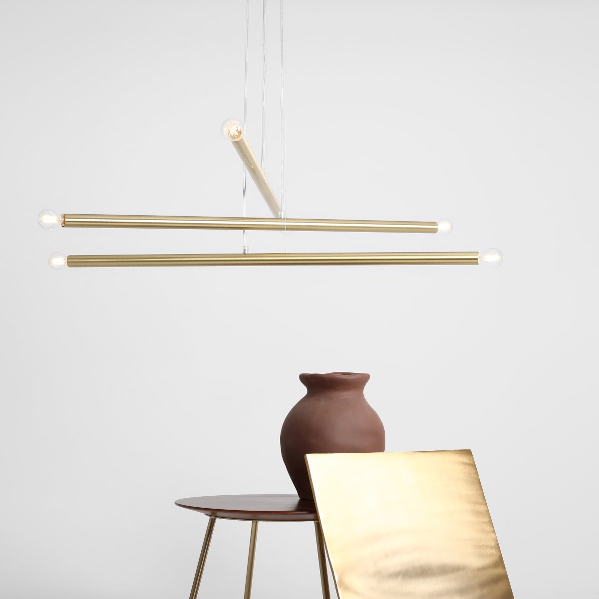 Tubo 6 100cm Messing Taklampe Fra Artera - Lampen består av tre smale metallrør i en elegant messingfinish, plassert i forskjellige høyder og vinkler som skaper et spennende og luftig uttrykk.