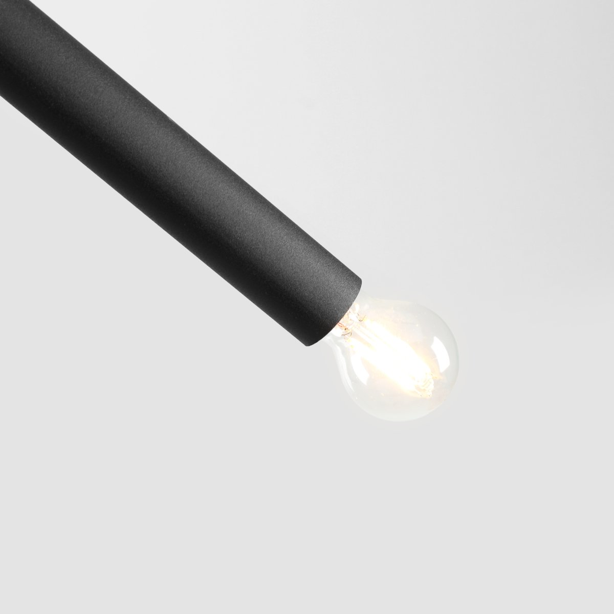 Tubo 4 100cm Svart Taklampe Fra Artera - Hvert rør er 100 cm langt med en diameter på 3,2 cm og har lyskilder i begge ender.