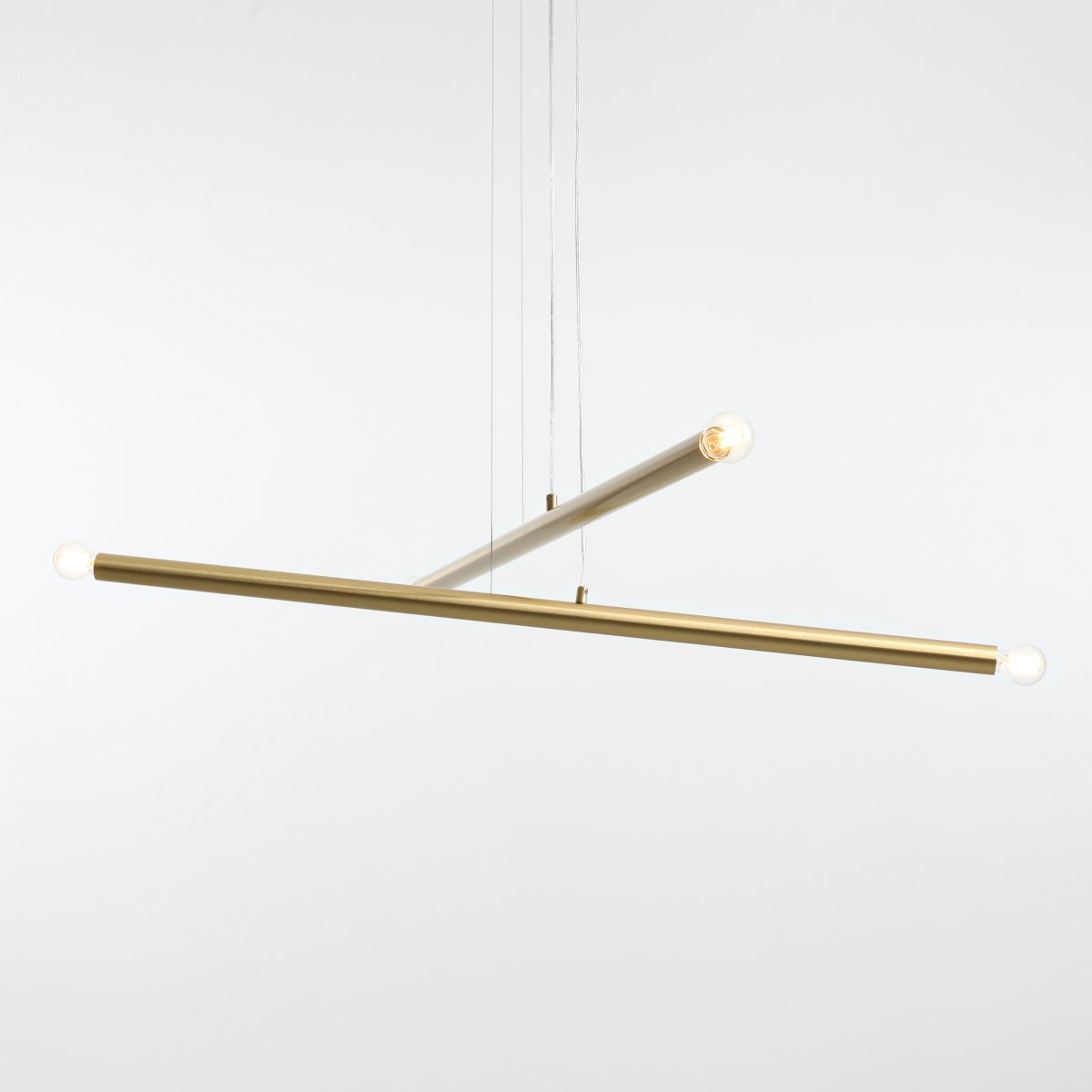 Tubo 4 100cm Messing Taklampe Fra Artera - Tubo 4 er en moderne taklampe med et stilig og minimalistisk design.