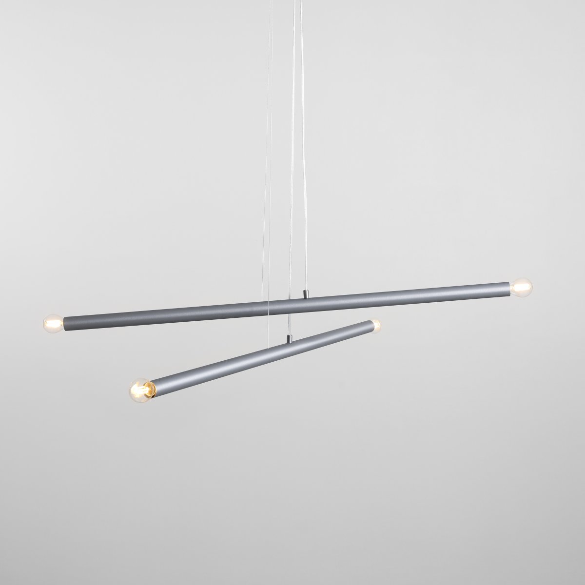 Tubo 4 100cm Stål Taklampe Fra Artera - Tubo 4 er en moderne taklampe med et stilig og minimalistisk design.