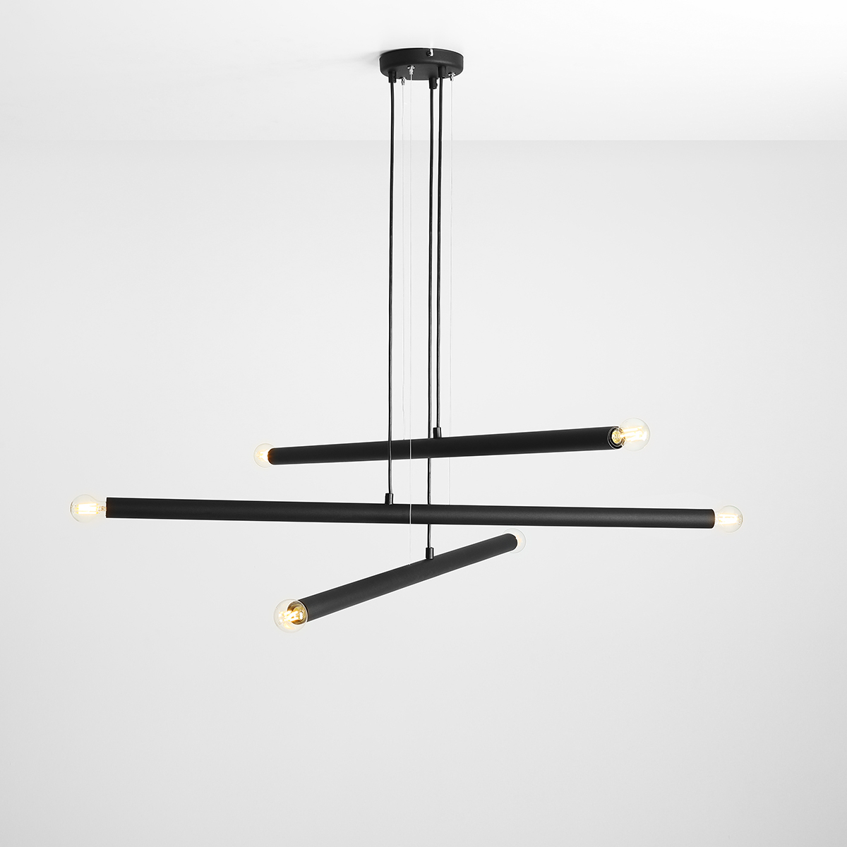 Tubo 6 100cm Svart Taklampe Fra Artera - Lampen består av tre smale metallrør i en stilig sort finish, plassert i forskjellige høyder og vinkler som skaper et spennende og luftig uttrykk.