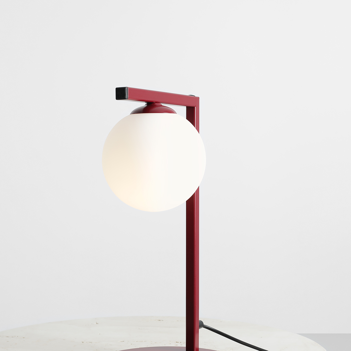 Zac 50cm Burgund bordlampe Fra Artera - Zac bordlampe i burgunder metall og hvitt glass har et moderne og minimalistisk design som kombinerer eleganse med funksjonalitet.