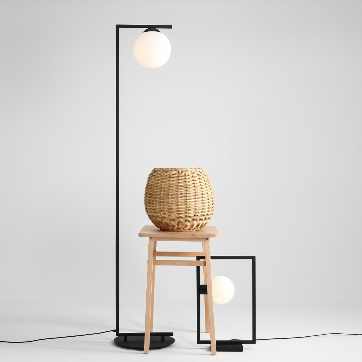 Zac Svart gulvlampe Fra Artera - Zac gulvlampe har en minimalistisk design laget av metall og glass.